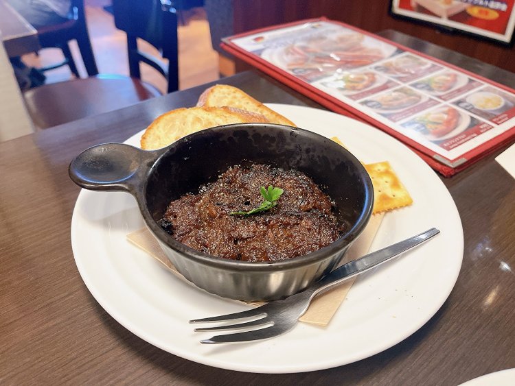 牛スジの赤ワイン煮込み定食1100円も人気。