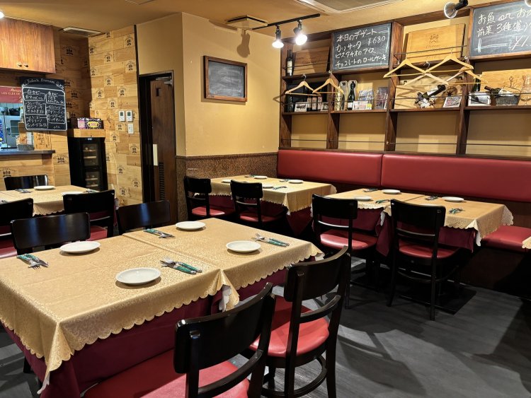 壁際にはソファ席も。昼夜問わず落ち着いた雰囲気のなか食事を楽しむことができる。