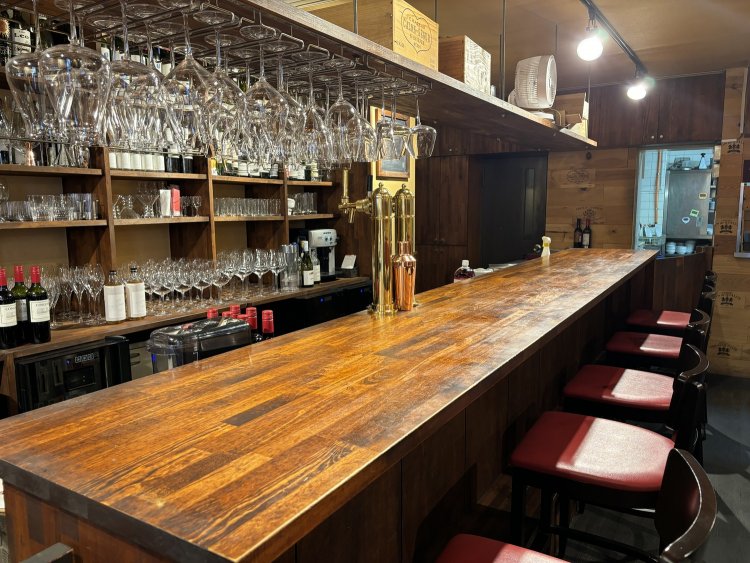 ワインとワイングラスが並ぶカウンター席。中富さんが厳選したワインを約120本用意。