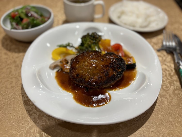 葡萄牛ハンバーグステーキ〜デミグラスソース〜1200円 。