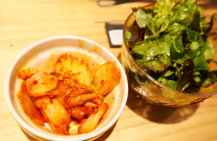 各サイドメニューは箸休めにぴったり。キムチはほのかにフルーティーで食べやすく、酸味強めのドレッシングでいただくサラダもさっぱりおいしい。
