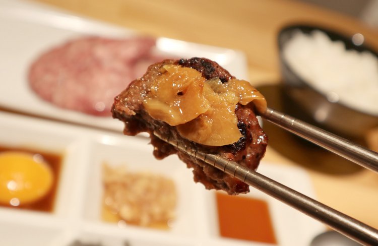 まずは自家製ニンニクのコンフィーをちょこんとのせて、いただきます！