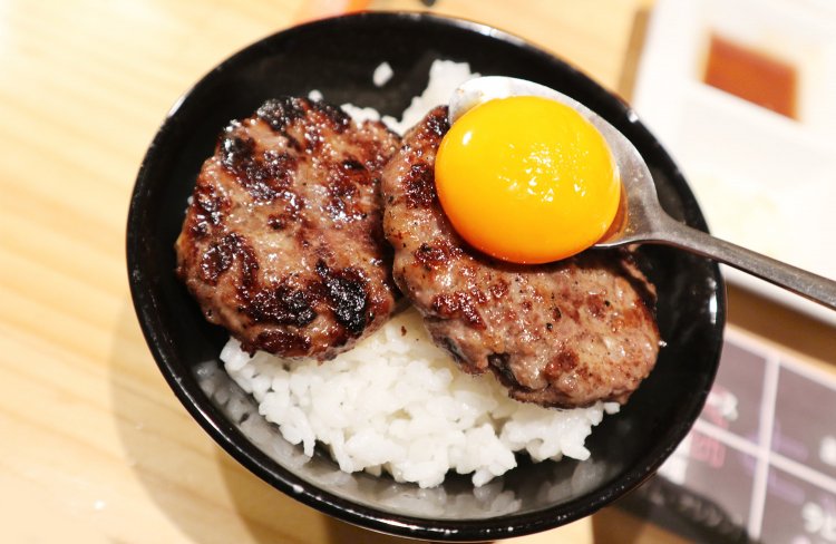 卵黄をのせて。