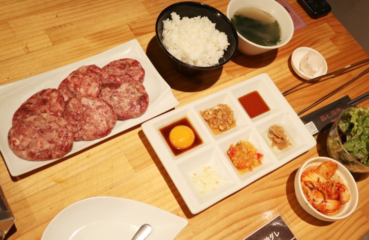 鉄板焼き 和牛100%ハンバーグセット1650円。ご飯、サラダ、キムチ、スープはおかわり自由という気前の良さ。