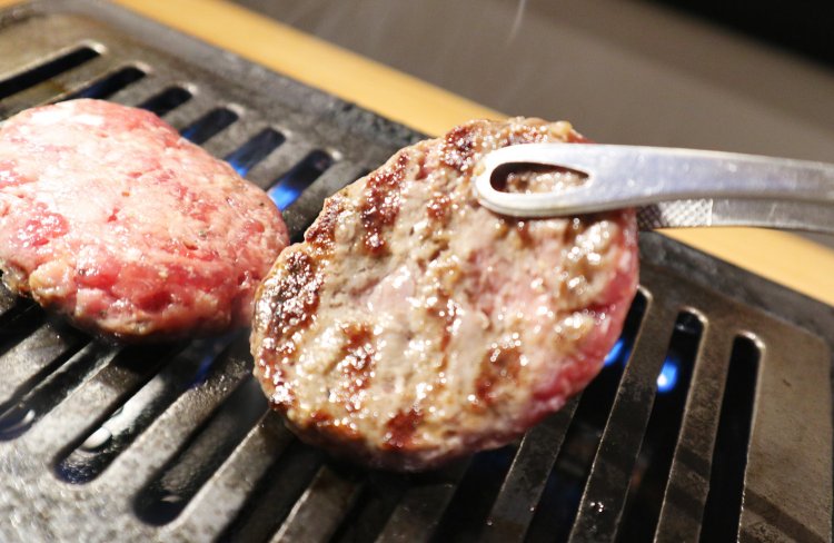 自分で焼き上げるひと手間も楽しい。
