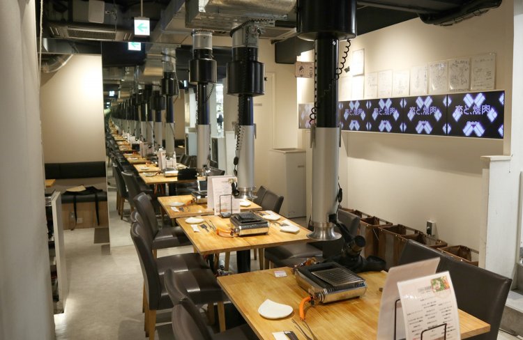 とても奥行きがある……と思いきや、実は壁が一面ガラス張りになっている。