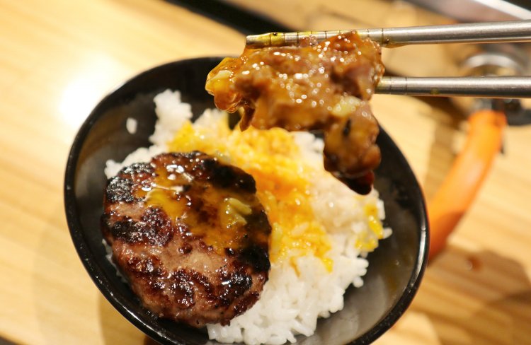 楽しみ方は十人十色だが、締めにはお手製ハンバーグ丼を楽しむ客が多いそう。