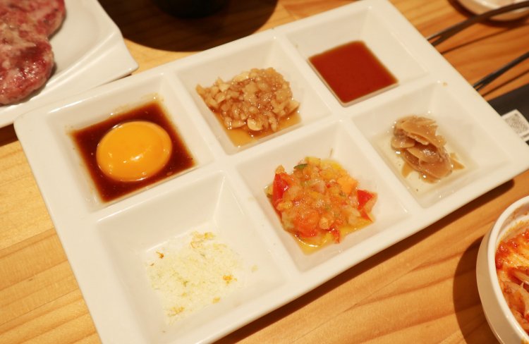 自分で焼く和牛100%ハンバーグセット1650円。薬味は卵黄ハンバーグソース、おろしポン酢、醤油ダレ、柑橘塩、ラビゴットソース、ニンニクのコンフィーの6種類。