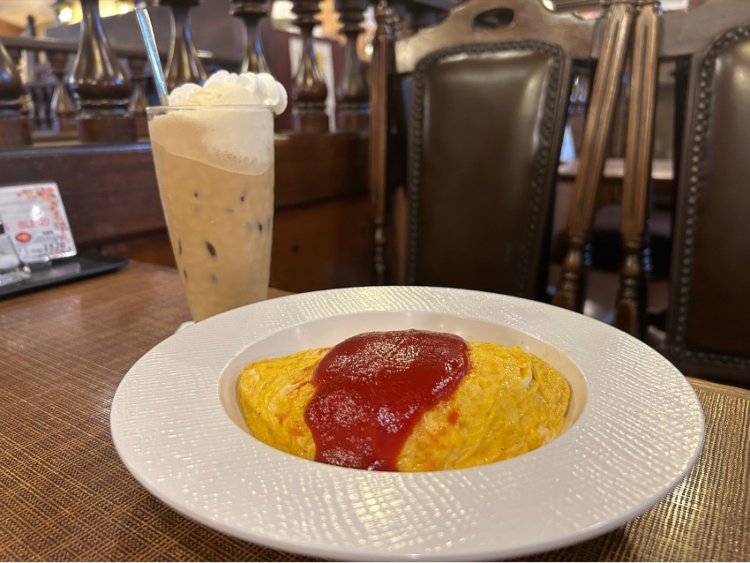 かわいらしいまるいお皿にのるオムライス。