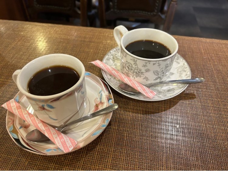 お店で提供されているゴールデンブレンド（左）とキングアーサーブレンド（右）。