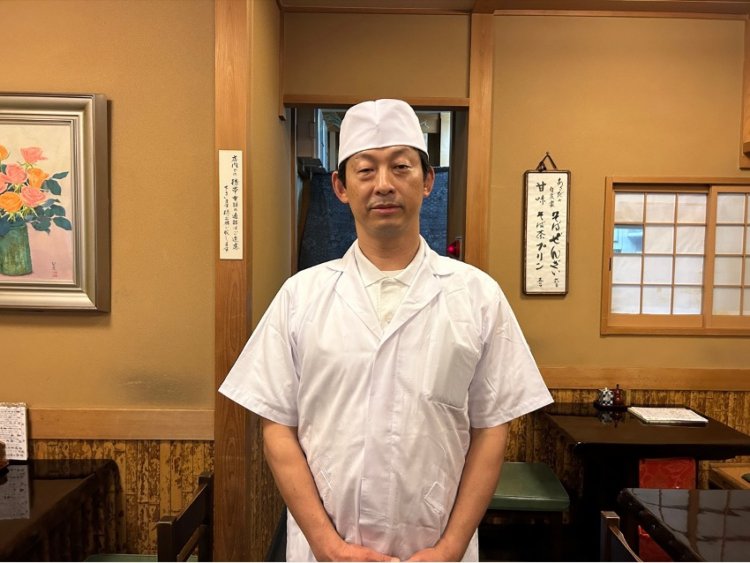 唎酒師（ききさけし）と酒匠の資格を持つ店主・粕谷さん。