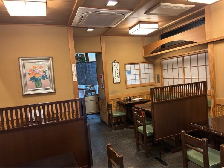 落ち着いた店内。随所に和を感じるいい雰囲気だ。