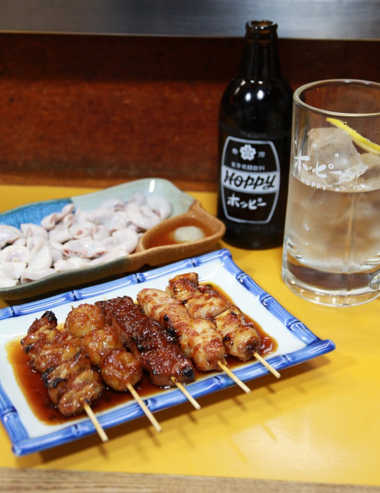 焼き鳥、焼きとんは 140円～。コリッコリの小袋刺し 550円。ホッピー 550円。