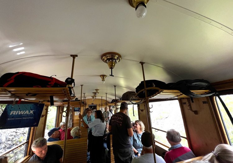 開放感がたまらない2等車。