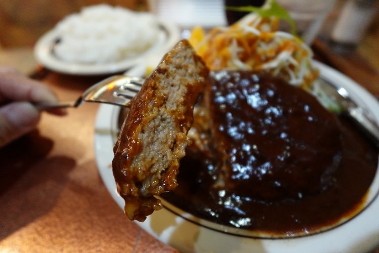 たっぷりデミグラスソースは小山秀夫さんの特製だ。