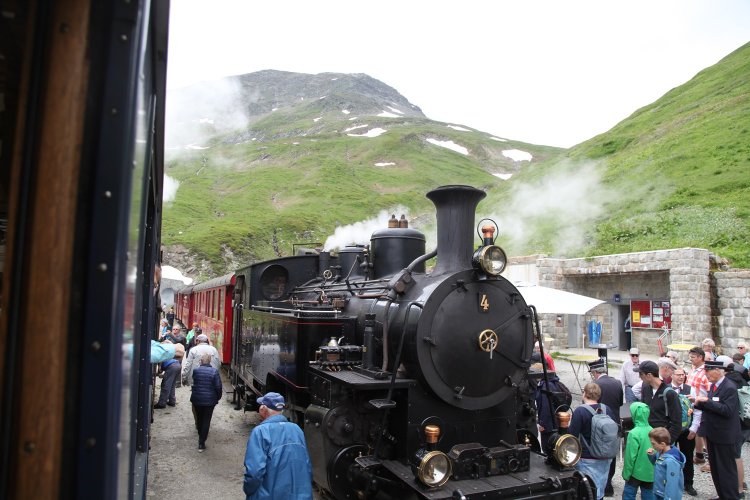 逆方向からきたSLとすれ違い。
