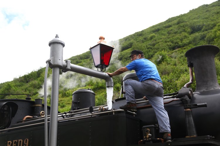 給水の様子も間近に見られる。