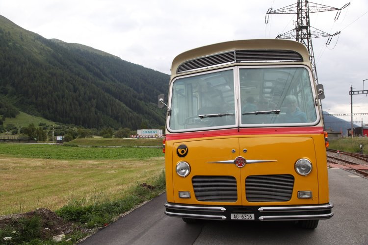 レトロなバスでの旅もいいね。