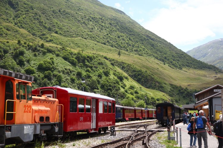 レアルプ駅はフルカ山岳蒸気鉄道の起点。