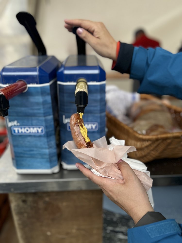 ビールとの相性も抜群のウインナーを。ケチャップとマスタードの大きな容器にテンションがあがる。