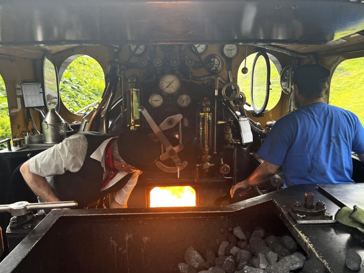 2人で息を合わせて運転する。