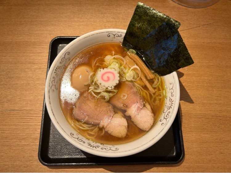 トロトロの味玉と、柔らかいチャーシューを贅沢に味わえる味玉中華そば1100円。