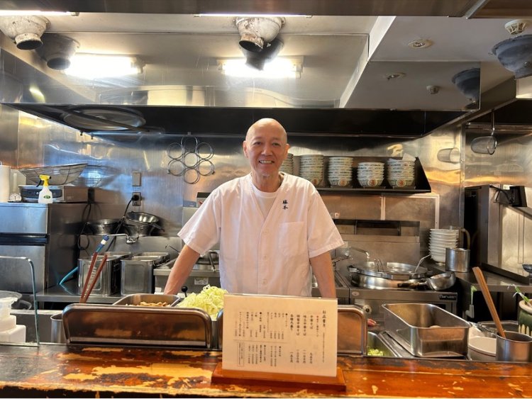 店主の松村さん。