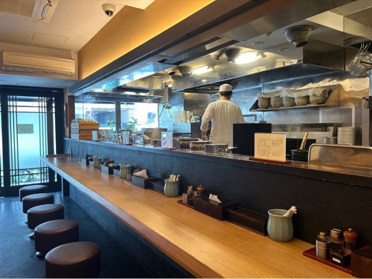 こだわりの煮干し醤油スープの香りが店内に広がる。