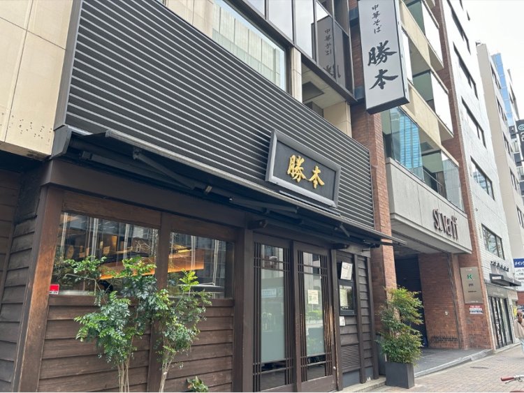 金色の文字が輝く看板。