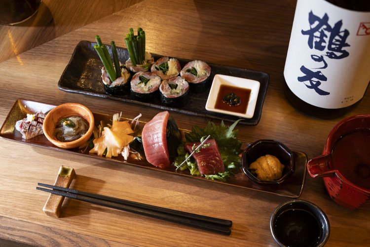 刺身盛り合わせ1300円～、鰯薬味のり巻き1190円、日本酒「鶴の友」など1合900円～。