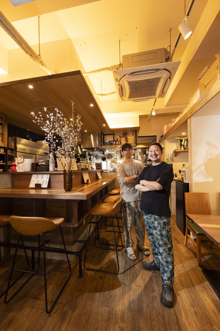 店主の山下信太郎さん（右）は、『築地さらしなの里』で修業。