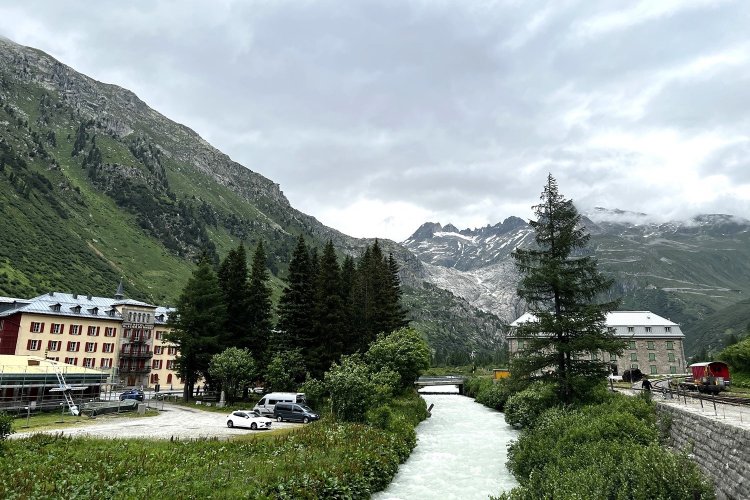 グレッチ駅から。中央を流れるのはローヌ川の奥にローヌ氷河が見える。左に立つのは『グランドホテル・グラシエ・デュ・ローヌ』。