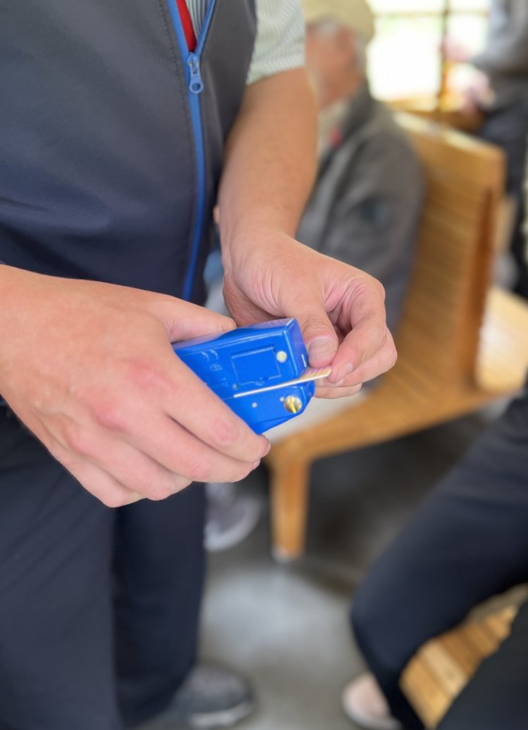 きっぷもかわいい硬券。車掌さんが検札にやって来た。