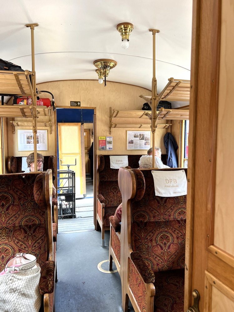 シートが心地よく、おしゃれな1等車。