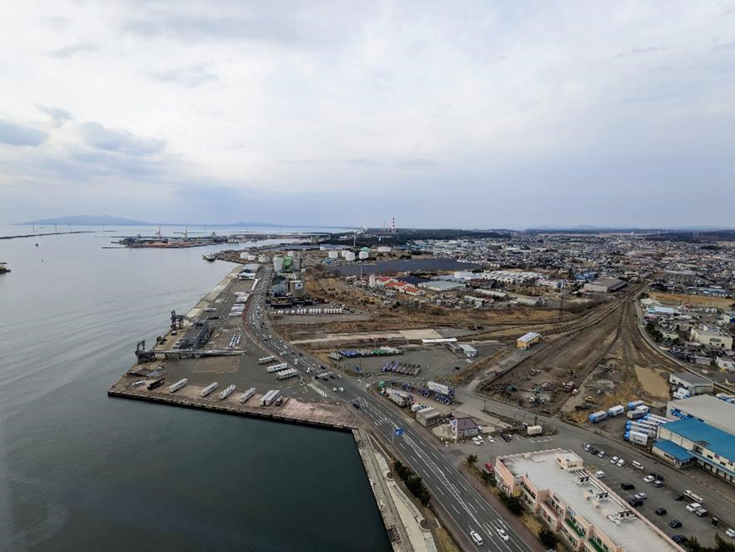 土崎港のポートタワー「セリオン」からの眺め。