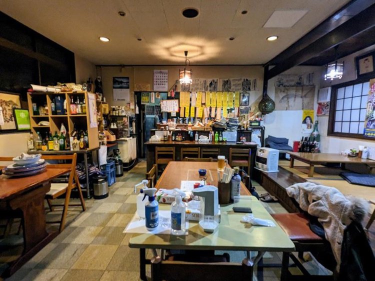 独特な雰囲気で無人の店内。