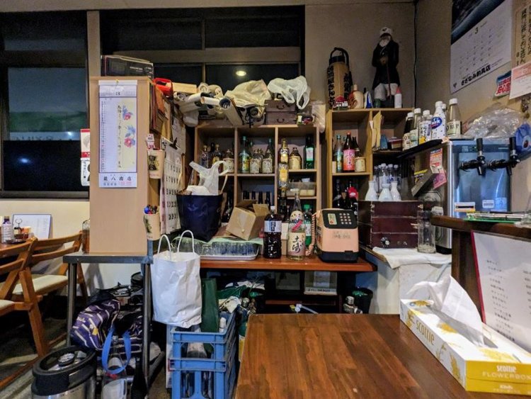 客どころか、店の人の姿もないが……。