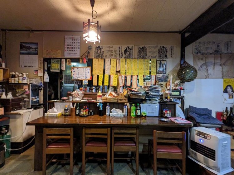 厨房を覆い隠す短冊メニュー。