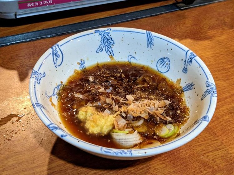 鰹節たっぷりの味の濃いつけタレ。