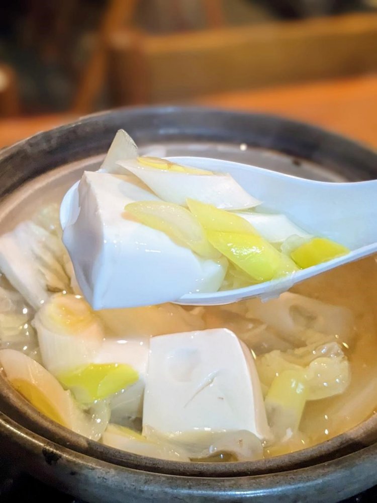 熱々の豆腐を頬張る！