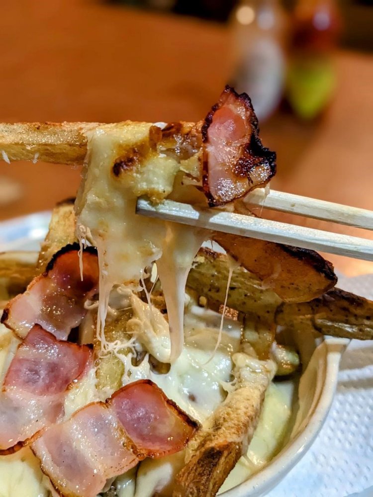 細長いポテトがチーズとからまる！