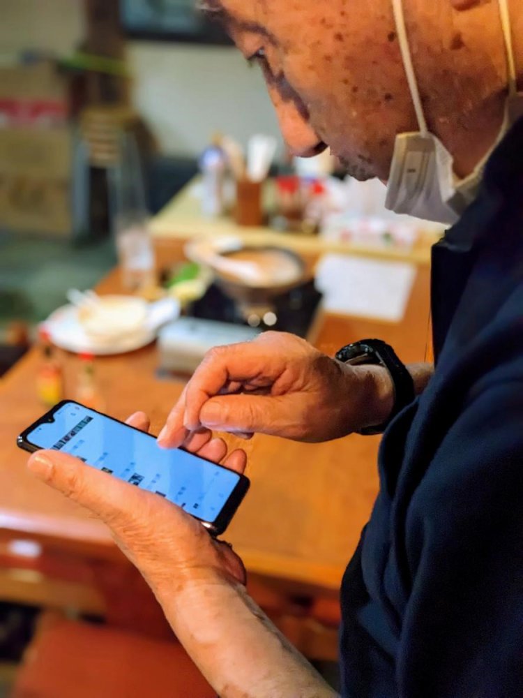 釣果の写真をたくさん見せてくれるマスター。