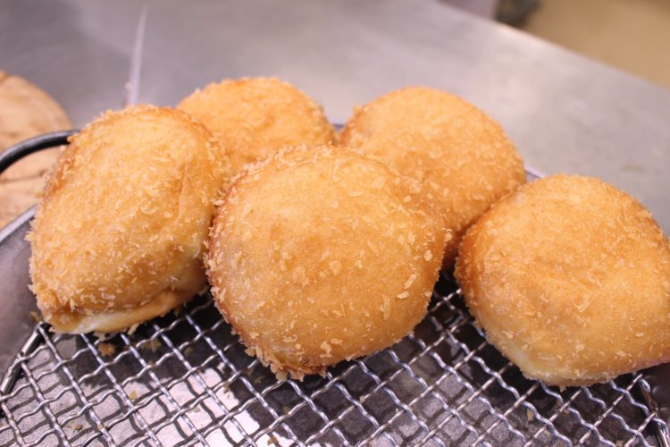 色よく揚がったカレーパン200円。