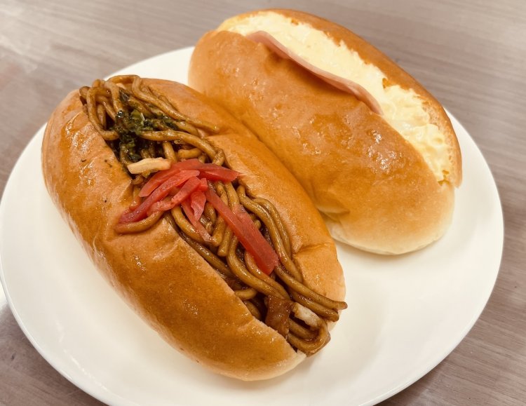 焼きそばコッペ200円にハムたまごコッペ210円。このボリュームがうれしい。