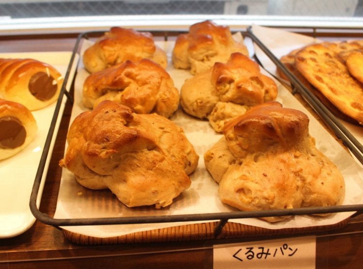 くるみパン180円。しっとりした生地の中には、これまたくるみがたっぷり。