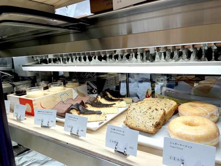コーヒーと一緒にサクッと食べられるドーナツやケーキも人気。