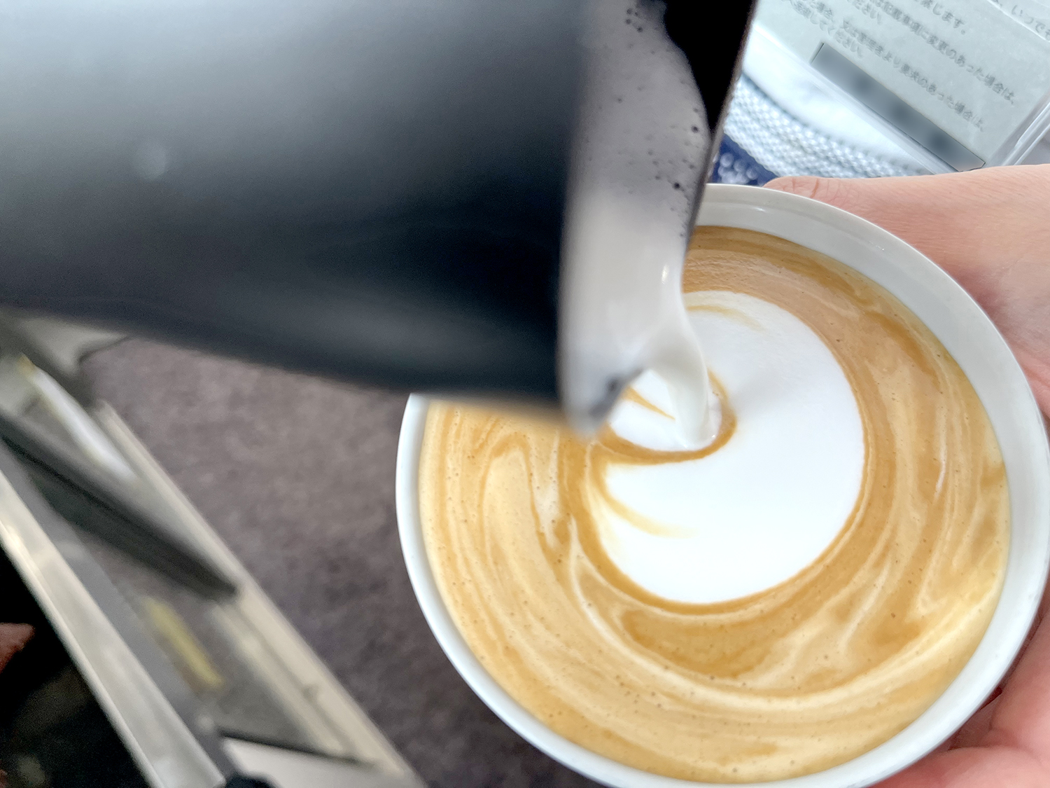 モーニングセットには濃厚なコーヒーにスチームミルクをたっぷり入れたカフェラテをチョイスした。