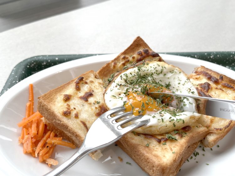 こんがり焼けたクロックムッシュに卵の黄身がソースとなって絡みつく。