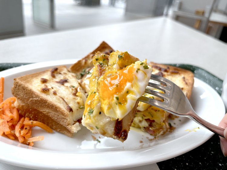 卵をたっぷりトーストに絡めていただこう。