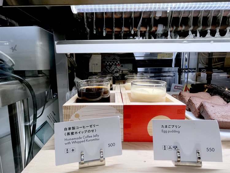 キレイなデザインを施したヒノキのマスに自家製コーヒーゼリーやたまごプリンが入っている。
